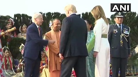 தாஜ்மகாலை சுற்றிப் பார்ததார் ட்ரம்ப்: 3 ஆயிரம் கலைஞர்கள் வரவேற்பு