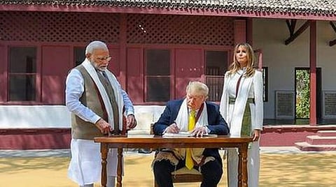 சபர்மதி ஆசிரம வருகையாளர் பதிவேட்டில் குறிப்பு எழுதும் அதிபர் ட்ரம்ப். | பிடிஐ