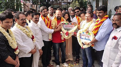 'இந்தியன் 2' விபத்து எதிரொலி; 'மாநாடு' தொழிலாளர்களுக்கு காப்பீடு வசதி; சுரேஷ் காமாட்சியின் முயற்சிக்குப் பாராட்டு