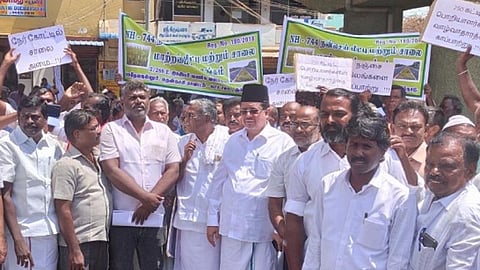 ராஜபாளையம் - செங்கோட்டை நான்குவழிச் சாலையை மாற்றுப் பாதையில் அமைக்க கோரிக்கை: எம்.பி. தலைமையில் தென்காசி ஆட்சியர் அலுவலகம் முற்றுகை