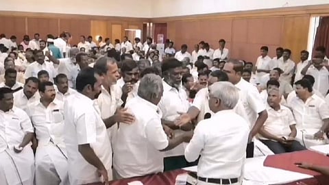 தேனியில் திமுக ஆலோசனைக் கூட்டத்தில் தள்ளுமுள்ளு, அடிதடி