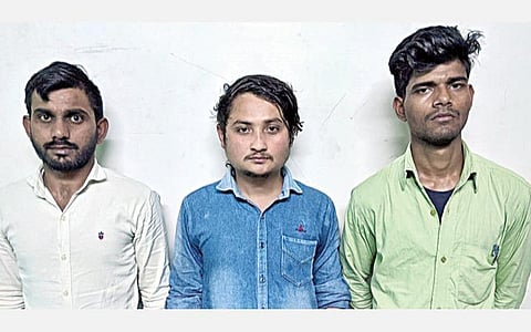 வங்கி மேலாளர் பேசுவதாக கூறி நூதன முறையில் பண மோசடி செய்ததாக கைது செய்யப்பட்ட டெல்லி இளைஞர்கள்.