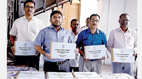 பெருநகர சென்னை மாநகராட்சி உள்ளாட்சித் தேர்தலுக்காக 200 வார்டுகளுக்கான வரைவு வாக்குச்சாவடி பட்டியலை சென்னை மாநக ராட்சி ஆணையர் கோ.பிரகாஷ் நேற்று வெளியிட்டார். உடன் கூடுதல் மாவட்ட தேர்தல் அலுவலர் பி.குமாரவேல் பாண்டியன்.