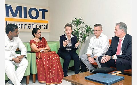 கல்லீரல் பாதிப்புகள் மற்றும் அறுவை சிகிச்சைகள் குறித்த கலந்துரையாடல் சென்னை மணப்பாக்கத்தில் உள்ள மியாட் மருத்துவமனையில் நேற்று நடைபெற்றது. பிரிட்டனின் குயின் எலிசபெத் மருத்துவமனை கல்லீரல் அறுவை சிகிச்சை நிபுணர் டாக்டர் ஆண்ட்ரியா ஸ்கிலீகல், மியாட் மருத்துவமனையின் தலைவர் மல்லிகா மோகன்தாஸ், உறுப்பு மாற்று அறுவை சிகிச்சைத் துறை முதுநிலை மருத்துவர் டாக்டர் இளங்கோ உள்ளிட்டோர் பங்கேற்றனர். படம்: ஆர்.ரகு