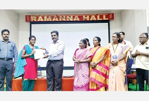 மதுரை சேதுபதி மேல்நிலைப் பள்ளியில் நேற்று நடந்த 10, பிளஸ் 2 வகுப்பில் சிறந்த மாணவர்களுக்கு காமராஜர் விருது வழங்கும் விழாவில் கடந்த ஆண்டு பிளஸ் 2 படித்த மாணவி ஒருவருக்கு, மாவட்ட முதன்மைக் கல்வி அலுவலர் ரா.சுவாமிநாதன் சான்றிதழ் மற்றும் பரிசுத்தொகை வழங்கினார்.