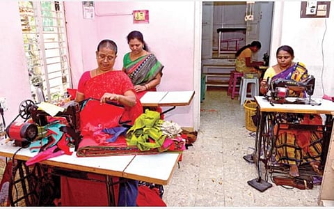 மதுரை எஸ்.எஸ்.காலனியில் வீட்டில் குடிசைத் தொழில்போல பெண்களே நடத்தும் தையல் கடை.படம்: எஸ்.கிருஷ்ணமூர்த்தி