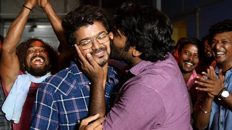 ’மாஸ்டர்’ படப்பிடிப்பு நிறைவு: விஜய்க்கு முத்தம் கொடுத்த விஜய் சேதுபதி!