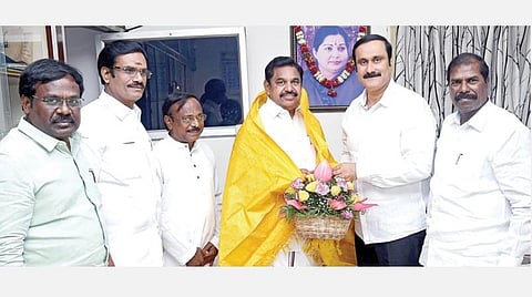 காவிரி டெல்டா பகுதிகளை பாதுகாக்கப்பட்ட வேளாண் மண்டலமாக அறிவித்து சட்டம் இயற்றியமைக்காக சென்னை முகாம் அலுவலகத்தில் முதல்வர் பழனிசாமியை பாமக இளைஞர் அணித் தலைவர் அன்புமணி ராமதாஸ் சந்தித்து நன்றி தெரிவித்தார். உடன் பாமக தலைவர் ஜி.கே.மணி, கட்சி நிர்வாகிகள் ஏ.கே.மூர்த்தி, தன்ராஜ், கே.பாலு.