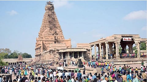 தஞ்சாவூர் பெரிய கோயிலில் நேற்று நடைபெற்ற குடமுழுக்கு விழாவின் மண்டலாபிஷேக பூர்த்தியை முன்னிட்டு, சுவாமி தரிசனம் செய்வதற்காக கோயிலில் நீண்ட வரிசையில் காத்திருந்த பக்தர்கள்.