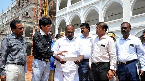 பணியைப் பளுவாக நினைக்காமல் சேவையாக நினைத்துப் பணியாற்றுங்கள்: வருவாய் நிர்வாக ஆணையர் அறிவுரை