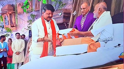 20 ஆண்டுகளுக்குப் பின் தனது குருவிடம் ஆசி பெற்று விரதத்தை முடித்த பாஜக தலைவர் கைலாஷ் விஜய்வர்கியா : படம் உதவி | ட்விட்டர்.