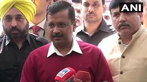 பிரதமர் மோடியைச் சந்தித்தபின் நிருபர்களுக்குப் பேட்டி அளித்த முதல்வர் அரவிந்த் கேஜ்ரிவால் : படம் ஏஎன்ஐ