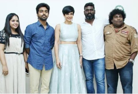 'அடங்காதே' படக்குழுவினருடன் இயக்குநர் சண்முகம் முத்துசுவாமி.