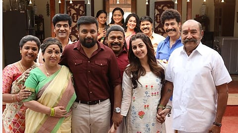 40க்கும் மேற்பட்ட கலைஞர்களுடன் சசிகுமார்