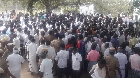 ஊராட்சி ஒன்றிய அலுவலகம் முன்பு திரண்ட திமுக - அதிமுகவினர்.