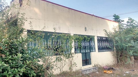 வேதகிரீஸ்வரர் மலைக்கோயில் கிரிவலப் பாதையில் முட்புதர்கள் மண்டி காணப்படும் பக்தர்கள் தங்கும் விடுதி. படம் : கோ.கார்த்திக்
