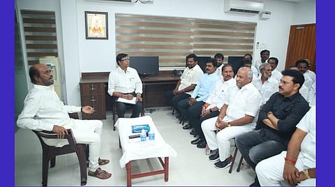 கட்சி எப்போது தொடங்குகிறார்?- மாவட்டச் செயலாளர்களுடன் ரஜினி ஆலோசனை