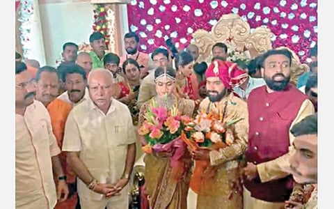 பெங்களூருவில் மணமக்களை வாழ்த்தும் கர்நாடக முதல்வர் எடியூரப்பா.