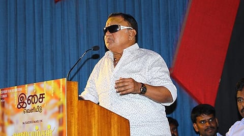 பாடிகார்ட்ஸுடன் வலம் வரும் நடிகர்கள்: ராதாரவி கிண்டல்