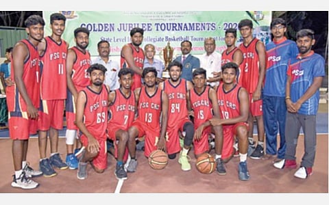 திருச்சியில் நடைபெற்ற மாநில அளவிலான கூடைப்பந்து போட்டியில் கோப்பையை வென்ற கோவை பிஎஸ்ஜி கலை, அறிவியல் கல்லூரி அணியினர்.