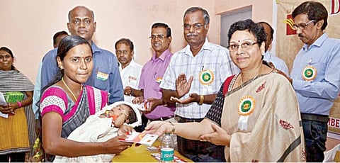 நிகழ்ச்சி ஒன்றில் செல்வ மகள் சேமிப்புத் திட்டத்தைத் தொடங்கி வைக்கிறார் சாரதா சம்பத்.