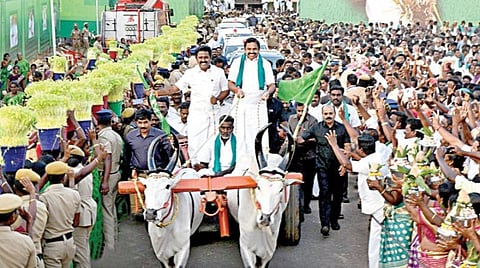 டெல்டாவை பாதுகாக்கப்பட்ட வேளாண் மண்டலமாக அறிவித்ததற்காக முதல்வருக்கு ‘காவிரி காப்பாளன்’ பட்டம்: திருவாரூரில் நடைபெற்ற பாராட்டு விழாவில் விவசாயிகள் வழங்கினர்