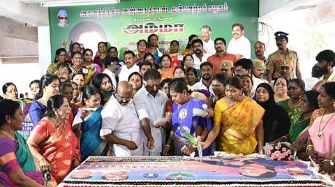 சர்வதேச மகளிர் தினம்: அதிமுக அலுவலகத்தில் கேக் வெட்டி கொண்டாட்டம்