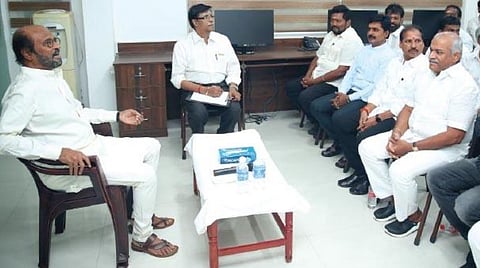 ஹாட் லீக்ஸ்: ரஜினியை யோசிக்கவைத்த ‘தமிழர்’ சர்ச்சை!