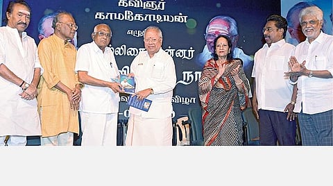 சென்னையில் நடந்த விழாவில் ‘மெல்லிசை மன்னர் எம்எஸ்வியும் நானும்’ என்ற நூலை நல்லி குப்புசாமி வெளியிட, இயக்குநர் எஸ்பி.முத்துராமன் பெற்றுக்கொண்டார். அருகில் (இடமிருந்து) இசையமைப்பாளர் தேவா, நூல் ஆசிரியர் கவிஞர் காமகோடியன், பாடகி வாணி ஜெயராம், நடிகர் ராஜேஷ், எடிட்டர் மோகன்.படம்: எல்.சீனிவாசன்