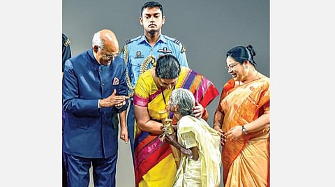 சர்வதேச மகளிர் தினத்தையொட்டி நாரிசக்தி விருது வழங்கும் நிகழ்ச்சி டெல்லியில் நேற்று நடைபெற்றது. இதில் விருது வழங்கி கேரளாவைச் சேர்ந்த மூதாட்டியை குடியரசு தலைவர் ராம்நாத் கோவிந்த கவுரவித்தார். படம்: பிடிஐ