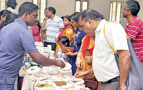 சென்னை ஐஐடியில் நடைபெற்ற இயற்கை வேளாண் பொருட்களின் கண்காட்சியை ஆர்வத்தோடு பார்வையிட்டு பொருட்கள் வாங்கும் ஐஐடி பேராசிரியர்கள் மற்றும் அலுவலர்கள்.