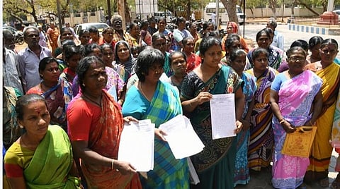 பட விளக்கம்: கூடுதல் வாடகை, மாநகராட்சி வரியை ரத்து செய்யக்கோரி ஆட்சியரிடம் மனு அளிக்க வந்த எல்லிஸ்நகர் குடிசைமாற்று வாரிய மக்கள். படம்: ஆர்.அசோக்