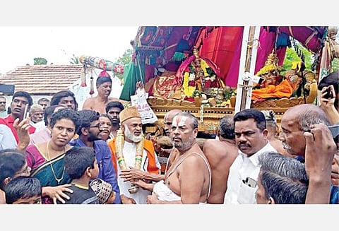ஸ்ரீமுஷ்ணம் பூவராக சுவாமி கொண்டுவந்த சீர் வரிசைப் பொருட்கள் கிள்ளை தர்காவில் வைத்து சிறப்பு பாத்தியா ஓதப்பட்டது.