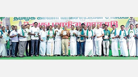 திருவாரூர் மாவட்டம் மன்னார்குடியில் நடைபெற்ற தமிழக காவிரி விவசாயிகள் சங்கத்தின் 2-வது மாநில மாநாட்டின் நிறைவு நாளான நேற்று சிறப்பு விருந்தினர்கள், விவசாய சங்க பிரதிநிதிகளால் மாநாட்டுத் தீர்மான நகல் வெளியிடப்பட்டது.