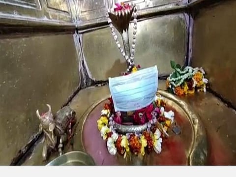 வாரணாசி கோயிலில் லிங்கத்துக்கும் ‘கரோனா’ தடுப்பு முகமூடி.| ஏ.என்.ஐ.
