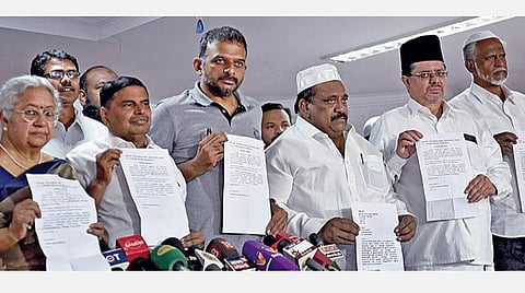 தேசிய மக்கள் பதிவேடு (என்பிஆர்) மற்றும் தேசிய குடிமக்கள் பதிவேட்டுக்கு (என்ஆர்சி) எதிராக தமிழக சட்டப்பேரவையில் தீர்மானம் நிறைவேற்ற வலியுறுத்தி, சென்னை உயர் நீதிமன்ற முன்னாள் நீதிபதி து.அரிபரந்தாமன், நெல்லை மனோன்மணீயம் பல்கலைக்கழக முன்னாள் துணைவேந்தர் வசந்திதேவி, கர்னாடக இசைக் கலைஞர் டி.எம்.கிருஷ்ணா உள்ளிட்டோர் கூட்டாக அறிக்கை வெளியிட்டனர். இடம்: சென்னை பத்திரிகையாளர் மன்றம். படம்: பு.க.பிரவீன்