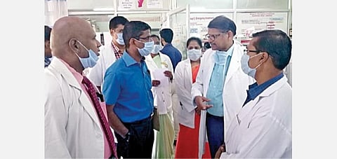 தேனி அரசு மருத்துவக் கல்லூரியில் அமைக்கப்பட்டுள்ள கோவிட்-19 ஆய்வகத்தை மருத்துவக் கல்வி துணை இயக்குநர் ஜெகநாதன் ஆய்வு செய்தார்.