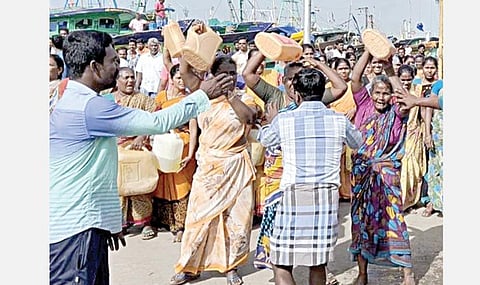 சுருக்குமடி வலைகள் உள்ளதா என ஆய்வு செய்வதற்காக நாகை அக்கரைப்பேட்டை மீன்பிடி துறைமுகத்துக்கு நேற்று வந்த அதிகாரிகளை தடுப்பதற்காக தங்களின் உடலில் மண்ணெண்ணெய் ஊற்றிக்கொண்ட பெண்களைத் தடுக்கும் மீனவர்கள்.