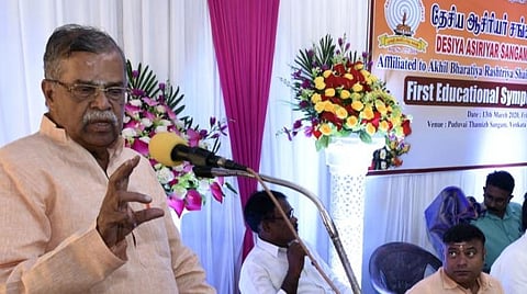 நிகழ்ச்சியில் பேசும் இல.கணேசன்