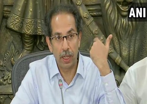மகாராஷ்டிர முதல்வர் உத்தவ் தாக்கரே நிருபர்களுக்குப் பேட்டி அளித்த காட்சி : படம் | ஏஎன்ஐ.
