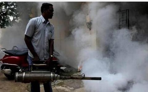 கோவிட் - 19 வைரஸ் பரவாமல் தடுக்கும் வகையில் சென்னை தலைமைச்செயலக வளாகத்தில் கிருமி நாசினி தெளிக்கும் பணியில் ஈடுபட்டுள்ள மாநகராட்சி ஊழியர். படம்: ம.பிரபு