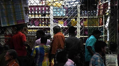 தமிழகத்தில் கள்ளச்சாராயம் வந்துவிடக் கூடாது; விழிப்புணர்வு ஏற்படுத்திய பிறகு மதுவிலக்கு அமல்- அமைச்சர் பி.தங்கமணி தகவல்