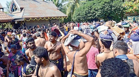 கோவிட்-19’ வைரஸ் காரணமாக சபரிமலை செல்வதை தவிர்த்து சென்னை ராஜா அண்ணாமலைபுரத்தில் உள்ள ஐயப்பன் கோயிலில் இருமுடி கட்டி 18 படிகள் ஏறி சுவாமியை தரிசனம் செய்ய வந்த ஐயப்ப பக்தர்கள்.