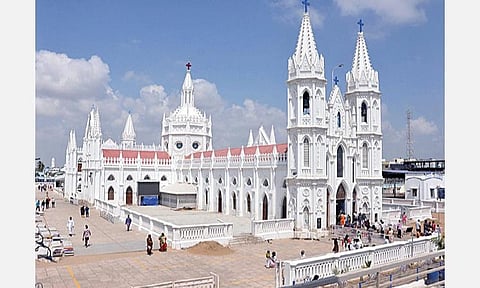 அச்சுறுத்தி வரும் கோவிட்-19 வைரஸ்; ஸ்ரீரங்கம் கோயிலில் பரிசோதனைக்கு பிறகு அனுமதி- பக்தர்கள் வருகை குறைந்ததால் வெறிச்சோடியது வேளாங்கண்ணி