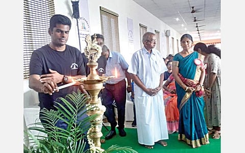 கரூர் வள்ளுவர் அறிவியல் மற்றும் மேலாண்மைக் கல்லூரியில் நேற்று நடைபெற்ற விழாவில் தலைவர்கள் நாம்தான் (We the Leaders) என்ற அறக்கட்டளையை குத்துவிளக்கேற்றித் தொடங்கி வைக்கிறார் பெங்களூரு காவல் துறை முன்னாள் துணை ஆணையர் கு.அண்ணாமலை.படம்: க.ராதாகிருஷ்ணன்