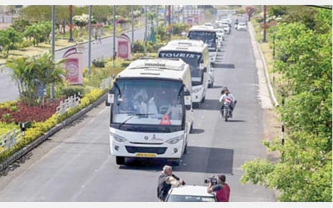 ராஜஸ்தானில் தங்கியிருந்த காங்கிரஸ் எம்எல்ஏ-க்கள் நேற்று போபால் விமான நிலையம் வந்த பிறகு அங்கிருந்து பஸ்ஸில் புறப்பட்டனர்.படம்: பிடிஐ