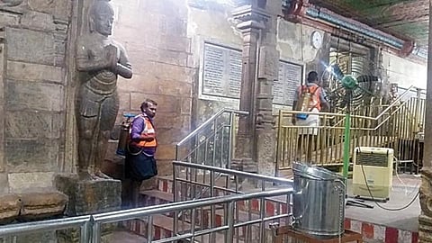 மீனாட்சி சுந்தரேசுவரர் கோயிலில் கோவிட்-19 வைரஸ் தடுப்பு நடவடிக்கை தீவிரம்: மாநகராட்சி பணியாளர்கள் மூலம் கிருமி நாசினி தெளிப்பு