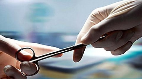 குடும்ப கட்டுப்பாடு சிகிச்சை பிறகு கர்ப்பமடைந்த பெண்: நிதி உதவி வழங்குவது தொடர்பாக மதுரை ஆட்சியர் பதிலளிக்க உத்தரவு