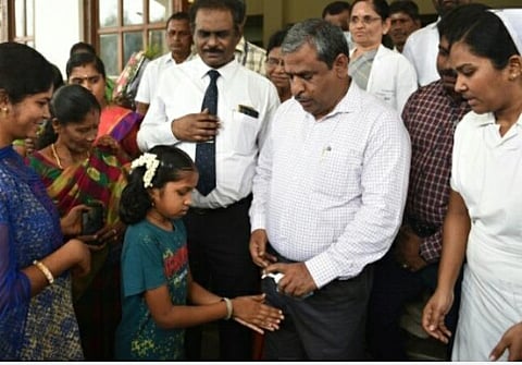 கோவை மாவட்ட ஆட்சியர் அலுவலகத்தில் நடைபெற்ற கோவிட்-19 வைரஸ் விழிப்புணர்வு நிகழ்ச்சியில் பங்கேற்ற ஆட்சியர் கு.ராசாமணி, அரசு மருத்துவமனை டீன் கே.அசோகன் உள்ளிட்டோர். படம் | ஜெ.மனோகரன்.