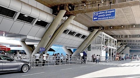 `கோவிட்-19' வைரஸ் வேகமாக பரவிவருவதால் சென்னை விமான நிலையத்தில் பெரும்பாலான விமானங்கள் ரத்து செய்யப்பட்டுள்ளன. வெளிநாட்டு பயணிகள் வருகையும் வெகுவாக குறைந்துவிட்டது. இதனால் சென்னை விமான நிலையம் வெறிச்சோடி காணப்படுகிறது. படம்: எம்.முத்துகணேஷ்